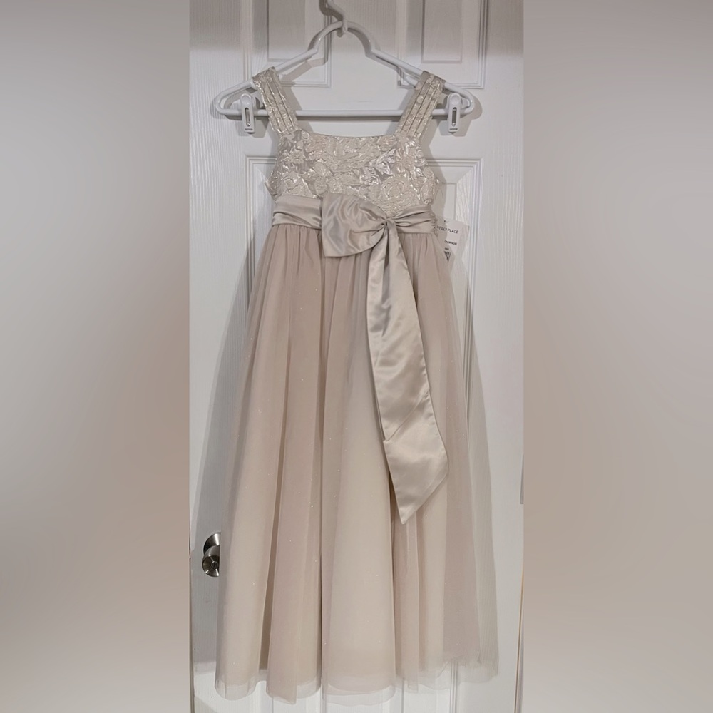 NWT Girls Formal Chantilly Lace Dress